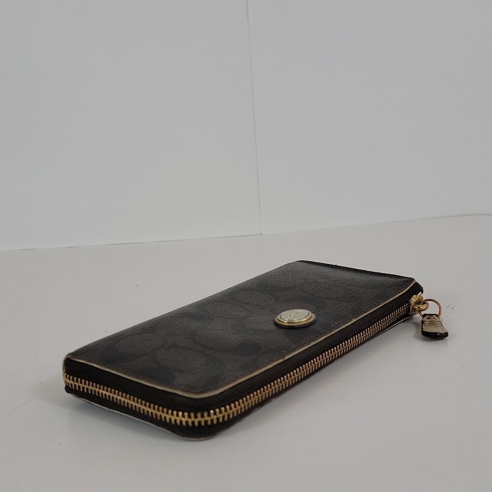 CoachPeyton Signature Slim Zip Around F50174. - Picture 6 of 9